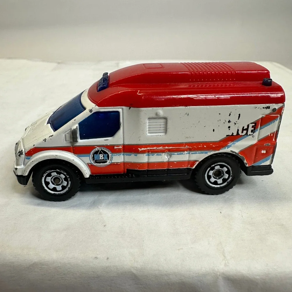 Matchbox Metro Ambulance‎ F11 Diecast Toy Vehicle 2003 White Red